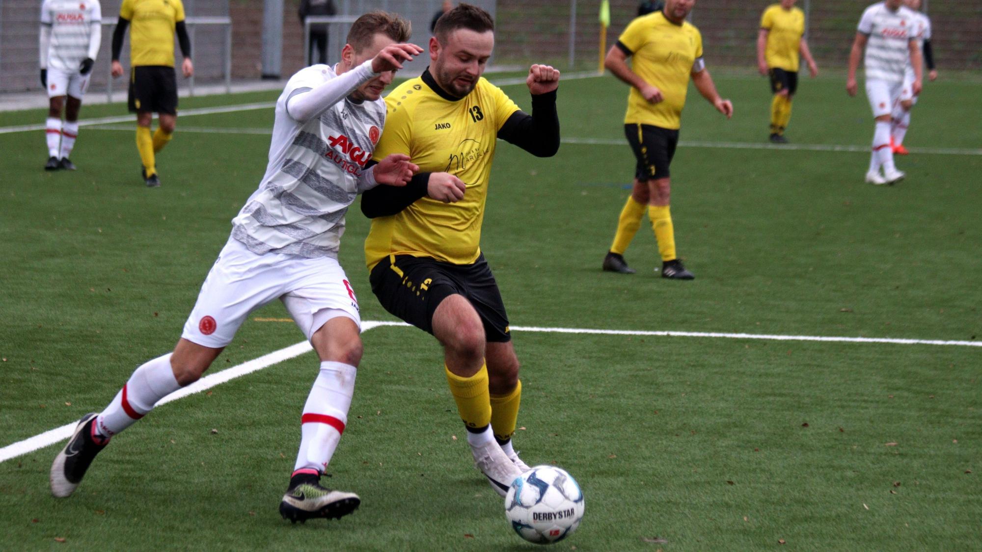 Bliesheims Tim Müller checkt Ländchens Manuel Schumacher, allerdings eher mit angelegtem Arm.