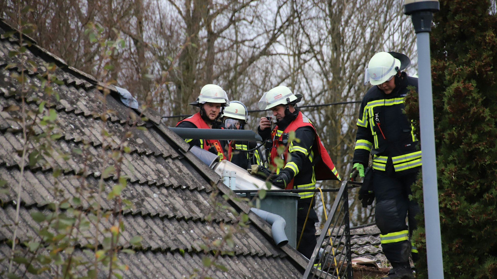 Die Wehrleute brachten eine Sauerstoffflasche ins Freie, die in einer Regentonne gekühlt wurde.