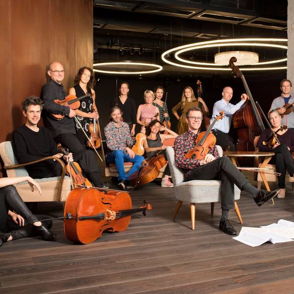Die Musiker des Ensembles Resonanz posieren sitzend und stehend mit ihren Instrumenten im Resonanzraum St. Pauli.