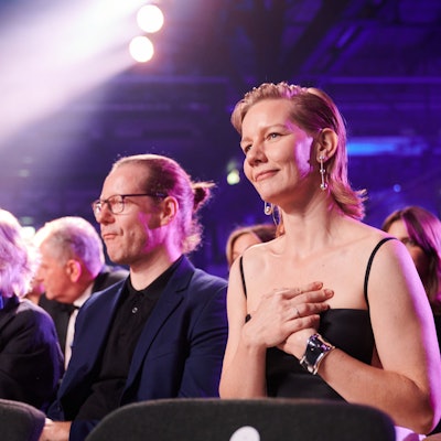 09.12.2023, Berlin: Sandra Hüller, Schauspielerin, regiert auf den Preis für die beste Schauspielerin des Filmes ·Anatomie eines Falls· beim Europäischen Filmpreis in der Arena Berlin. Der Filmpreis wird seit 1988 von der Europäischen Filmakademie (EFA) verliehen. Foto: Annette Riedl/dpa +++ dpa-Bildfunk +++