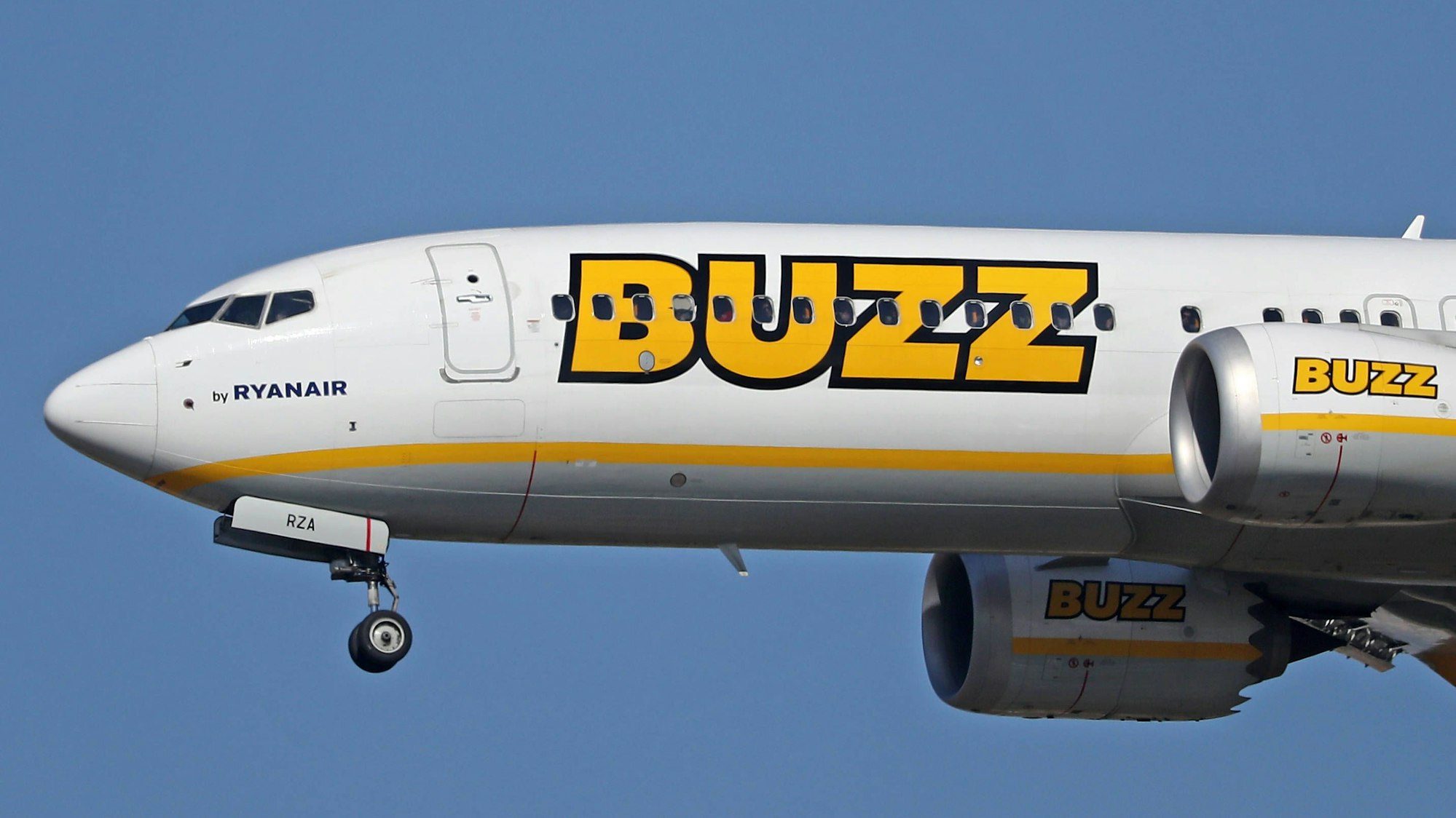 Eine Boeing 737 MAX der irischen Fluggesellschaft Ryanair im Landeanflug. Das Flugzeug ist in den Farben des Ablegers „Buzz“ lackiert. (Symbolbild)