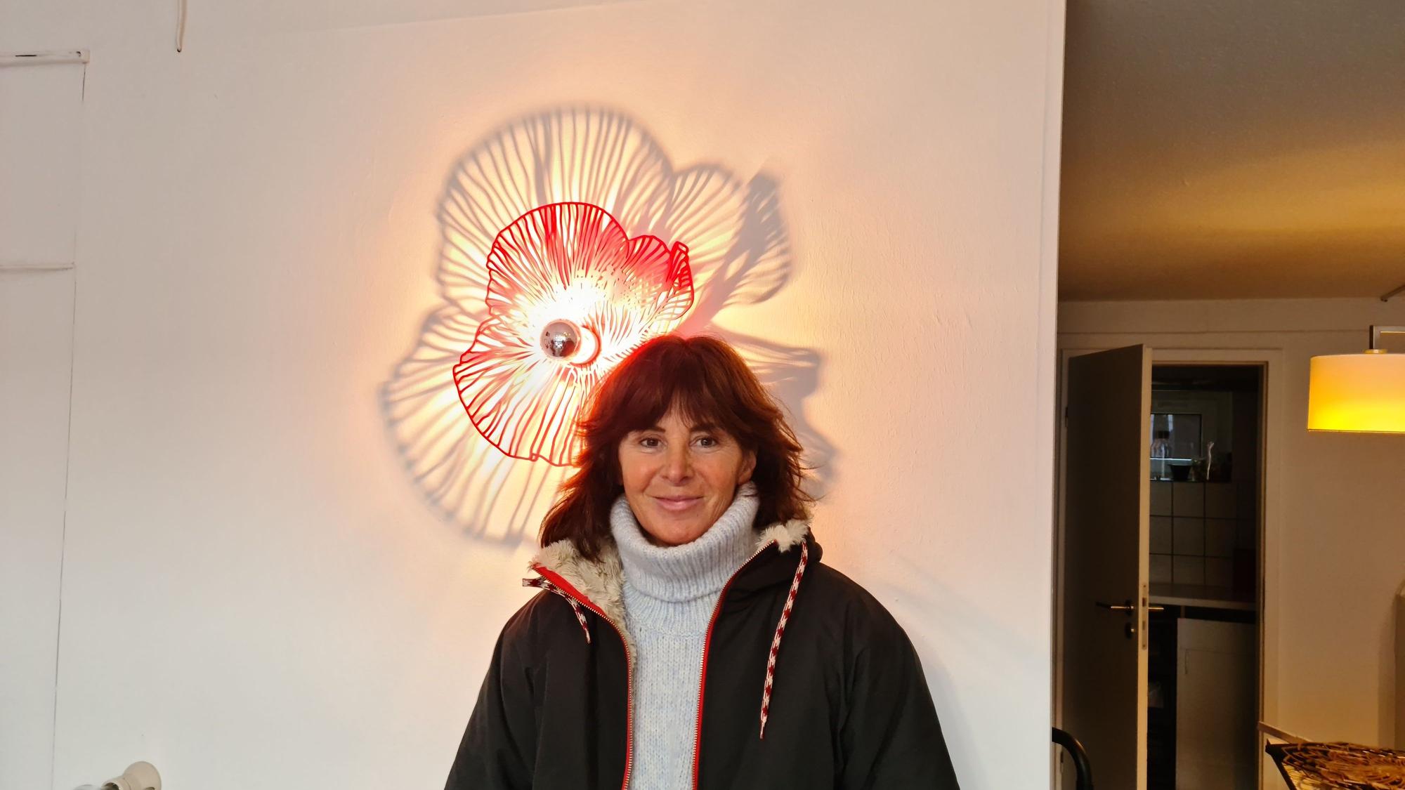 Simone Witting mit Mohnblumen-Lampe