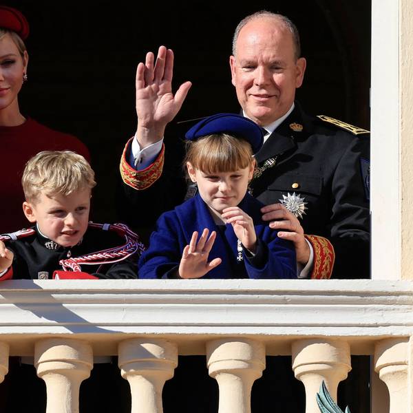 Fürstin Charlène von Monaco (hinten l), Fürst Albert II. von Monaco (hinten r), Fürst Jacques von Monaco (vorne l) und Fürstin Gabriella (vorne r) winken vom Balkon des Fürstenpalastes von Monaco während einer Zeremonie zum Nationalfeiertag in Monaco am 19. November 2023.
