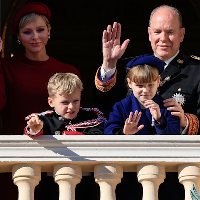 Fürstin Charlène von Monaco (hinten l), Fürst Albert II. von Monaco (hinten r), Fürst Jacques von Monaco (vorne l) und Fürstin Gabriella (vorne r) winken vom Balkon des Fürstenpalastes von Monaco während einer Zeremonie zum Nationalfeiertag in Monaco am 19. November 2023.