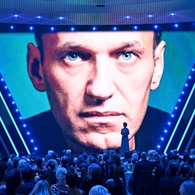 Laudatorin Ursula von der Leyen, Präsidentin der Europäischen Kommission, steht vor der Projektion eines Porträts von Alexej Nawalny, während sie ihm den Bambi in der Kategorie Mut bei der 75. Bambi-Verleihung in den Bavaria Filmstudios verleiht. (Archivbild)