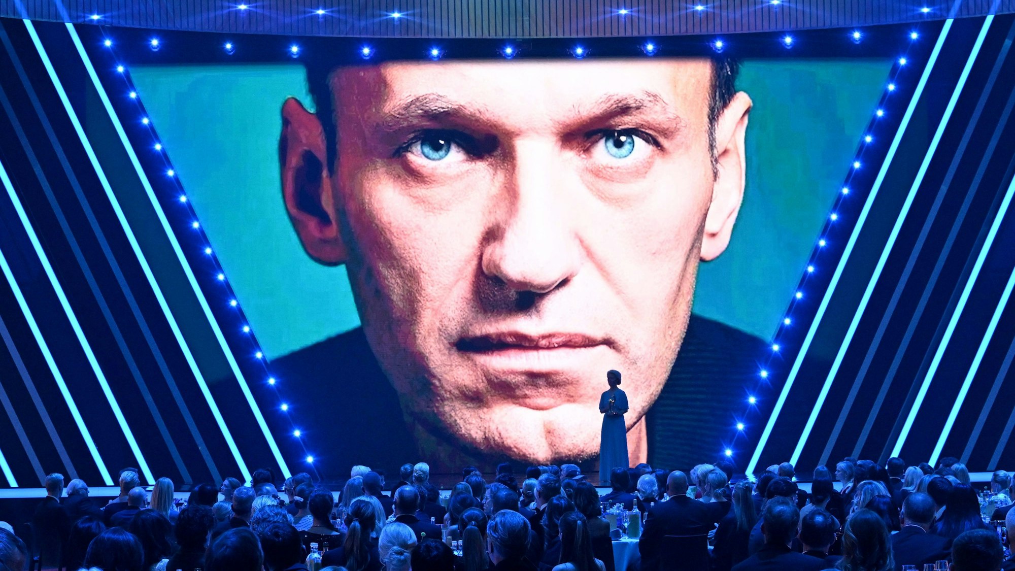 Laudatorin Ursula von der Leyen, Präsidentin der Europäischen Kommission, steht vor der Projektion eines Porträts von Alexej Nawalny, während sie ihm den Bambi in der Kategorie Mut bei der 75. Bambi-Verleihung in den Bavaria Filmstudios verleiht. (Archivbild)