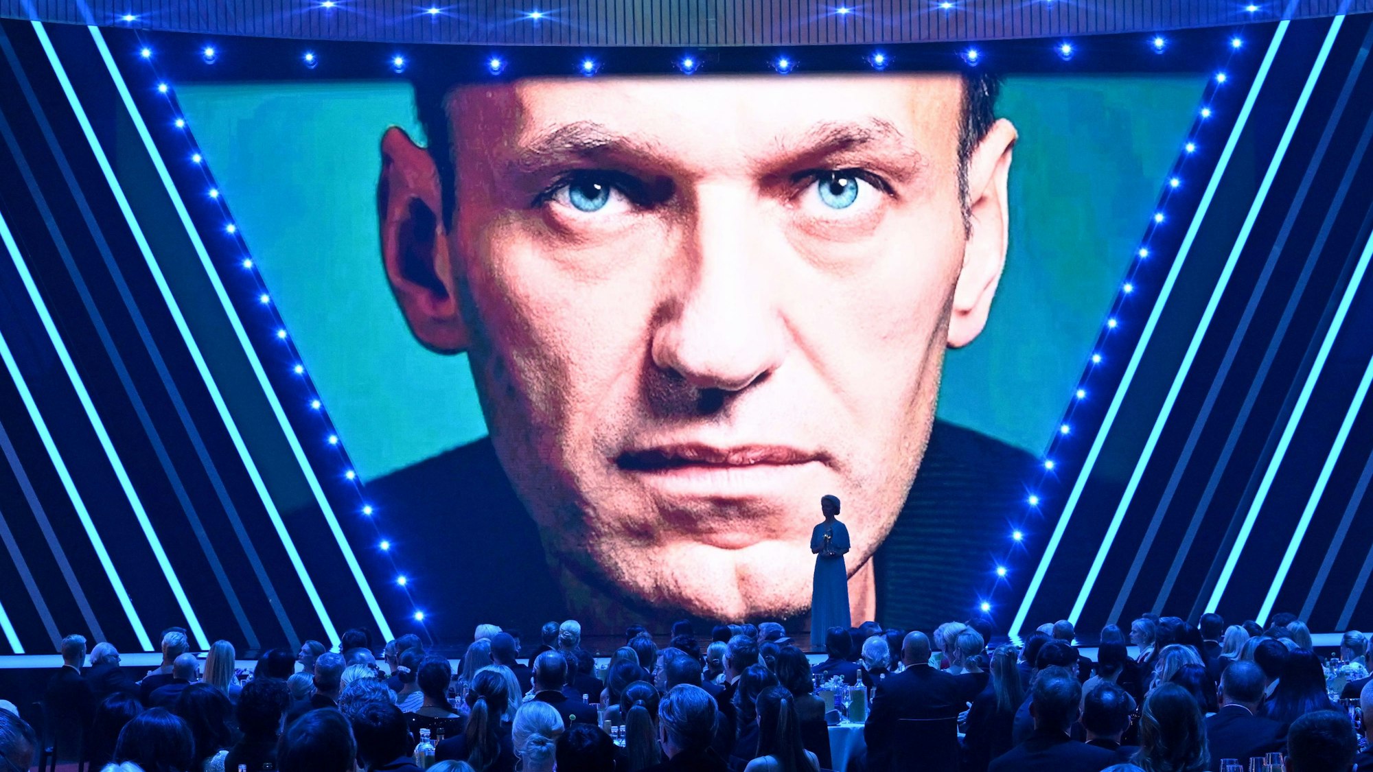 Ursula von der Leyen, Präsidentin der EU-Kommission, steht bei der 75. Bambi-Verleihung Mitte November vor der Projektion eines Porträts von Alexej Nawalny.