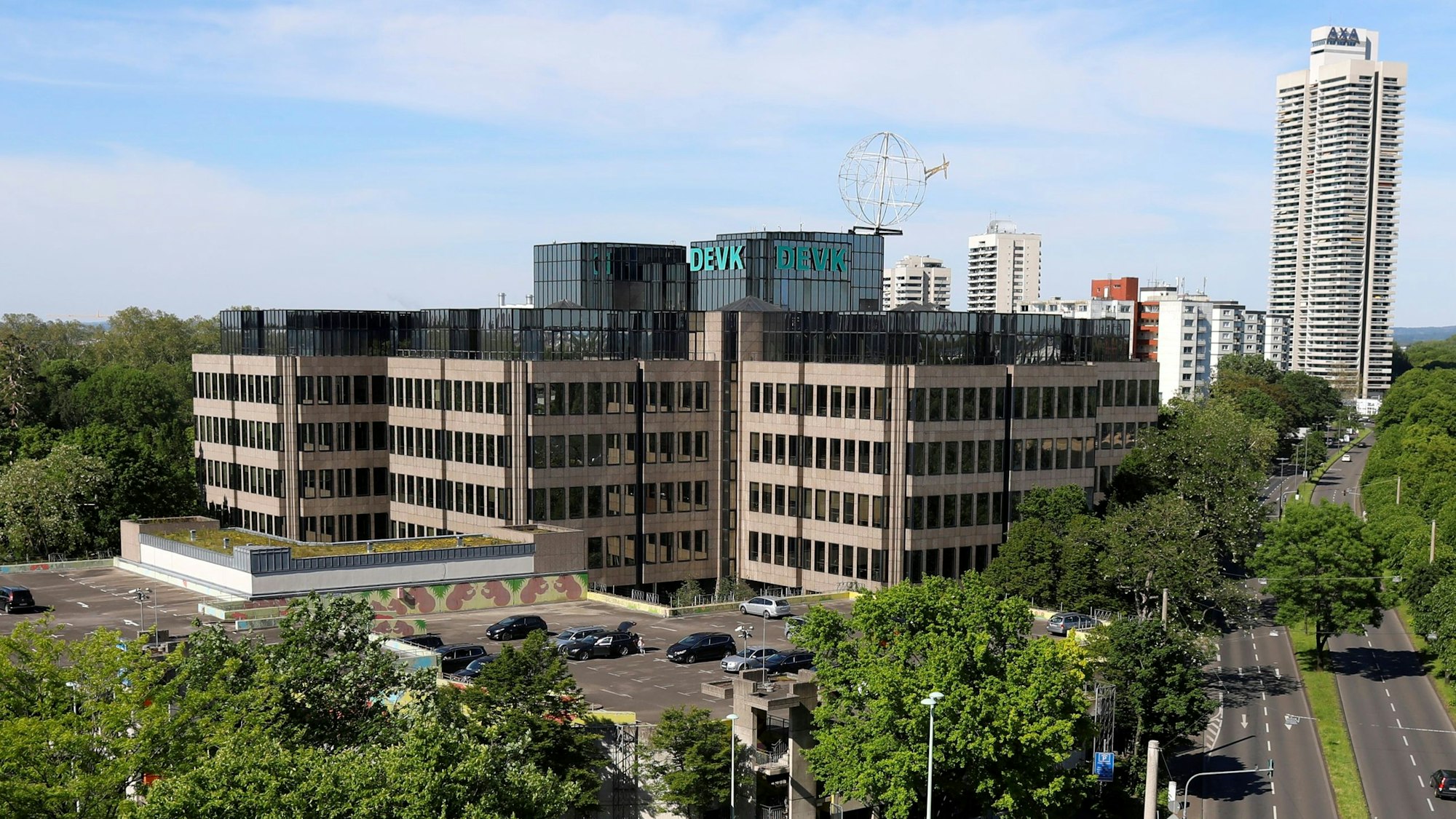 Zentrale der DEVK am Kölner Zoo. Im Vordergrund: Dieses Parkhaus könnte einem Hochhaus-Neubau der Versicherung weichen.