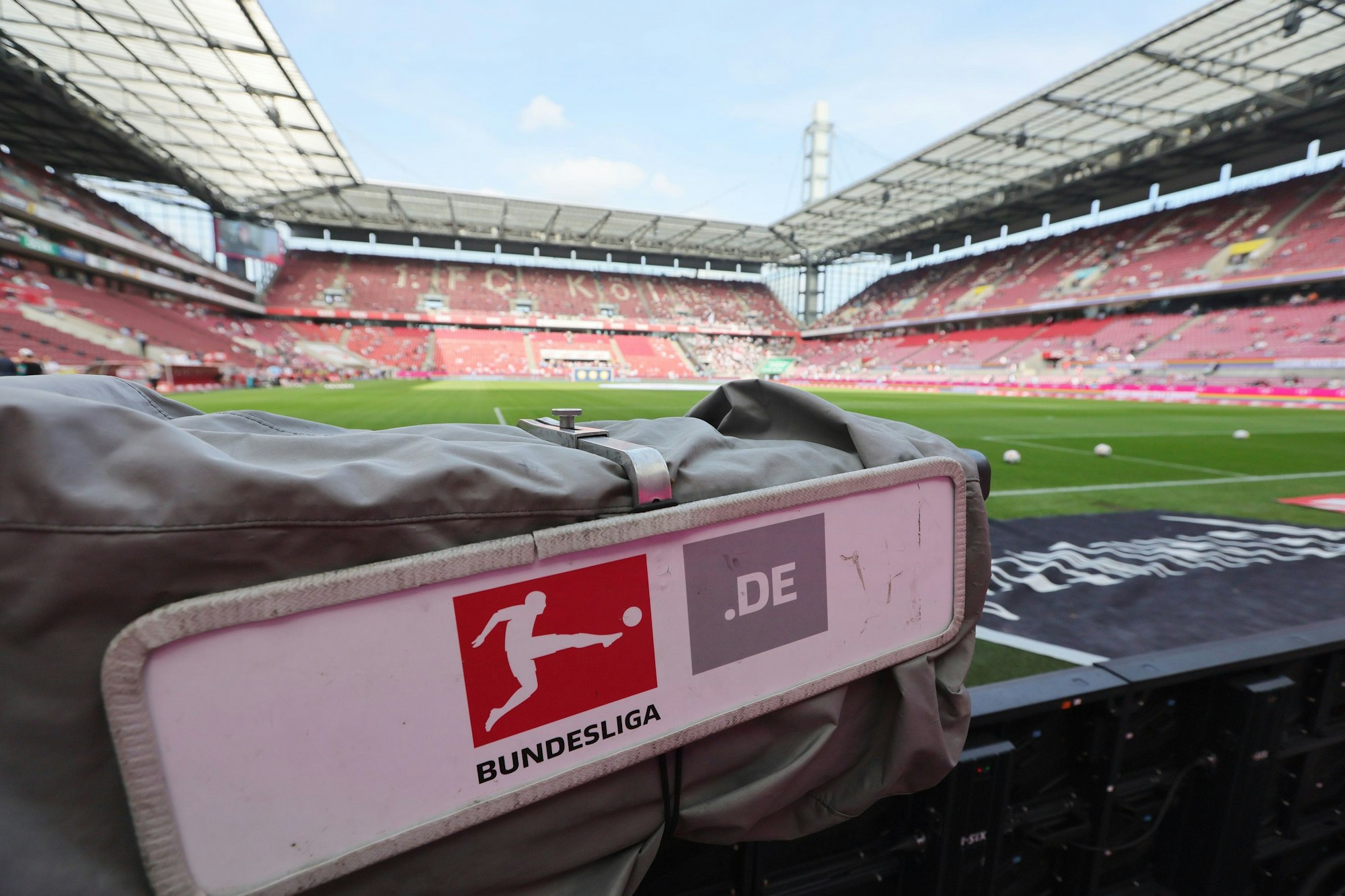 Eine TV-Kamera im Rhein-Energie-Stadion