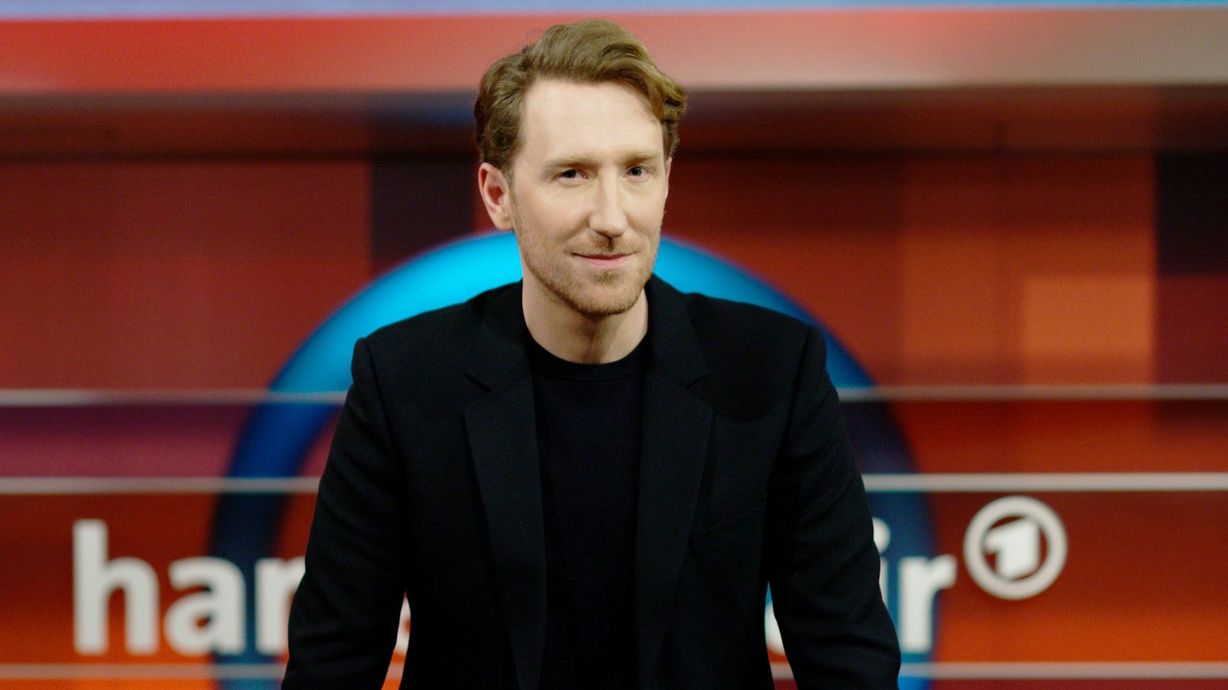 Louis Klamroth steht im Studio von „Hart aber fair“.