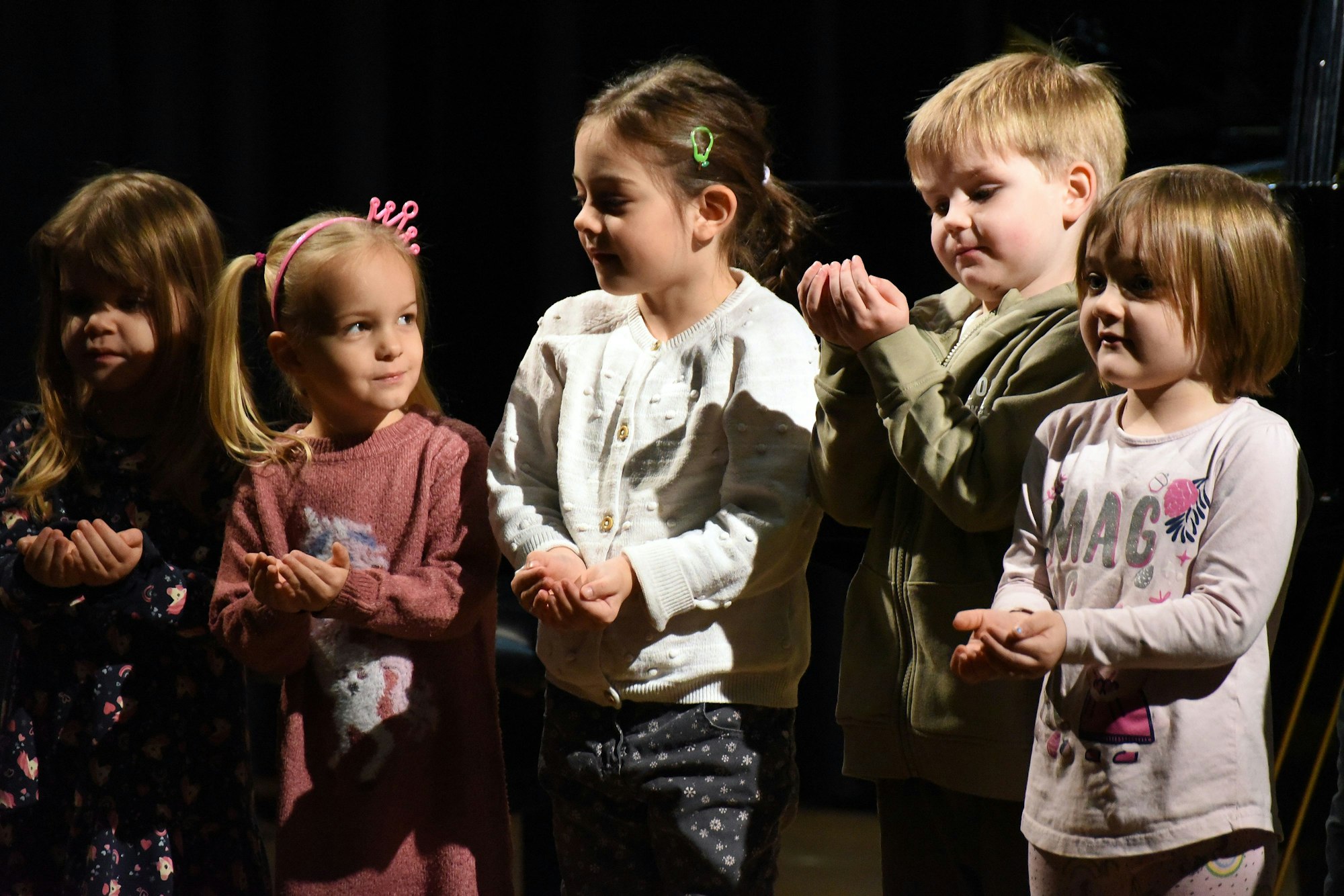 Fünf Vorschulkinder stehen auf der Bühne.
