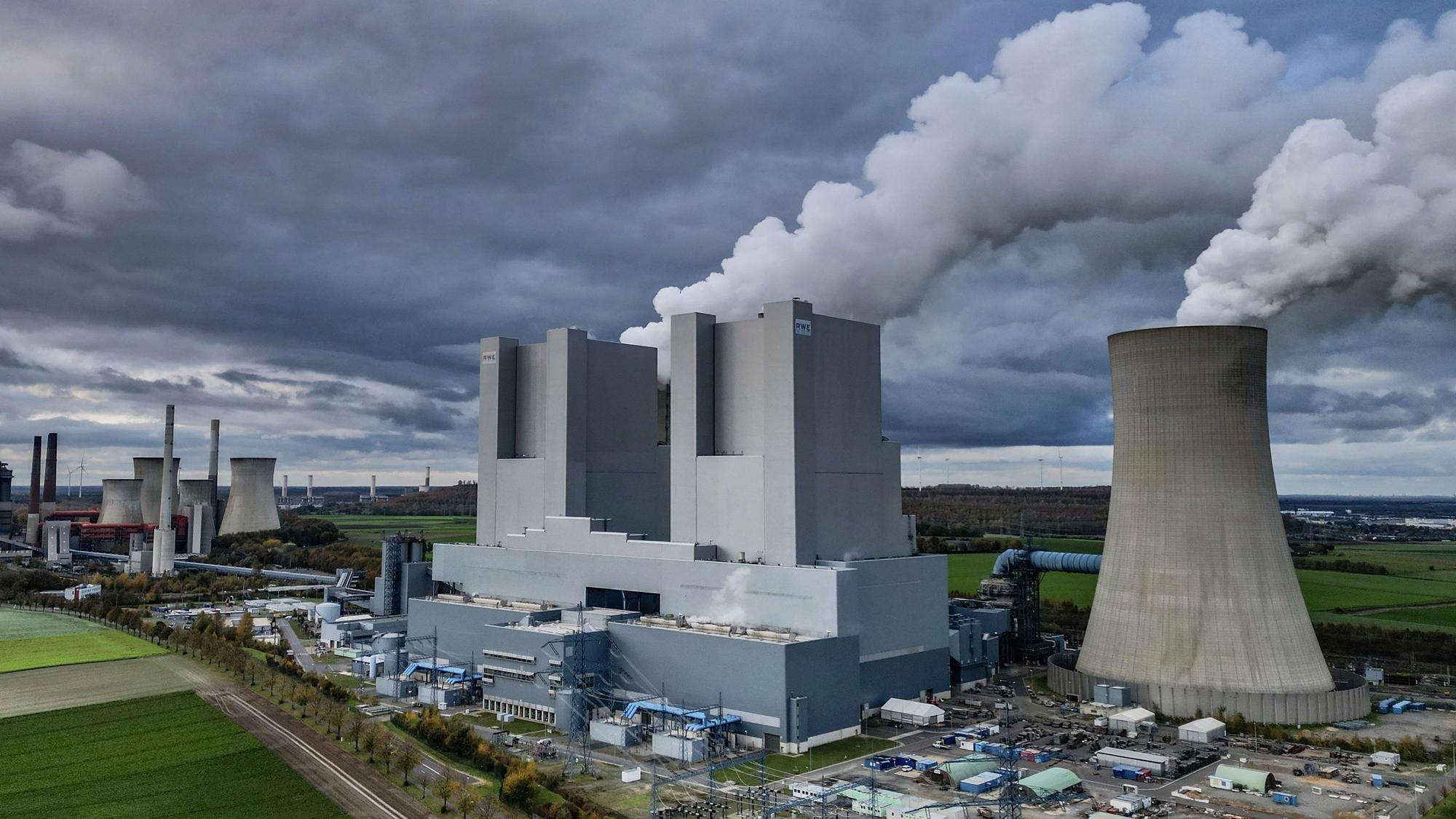 Dampf steigt aus dem Braunkohlekraftwerk Neurath II bei Bergheim von RWE. Dieses Kraftwerk verbrennt Braunkohle. (Archivbild)