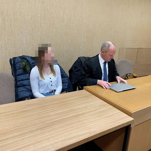 Die freigesprochene Polizistin mit ihrem Verteidiger Christoph Arnold im Kölner Amtsgericht.