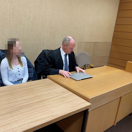 Die freigesprochene Polizistin mit ihrem Verteidiger Christoph Arnold im Kölner Amtsgericht.