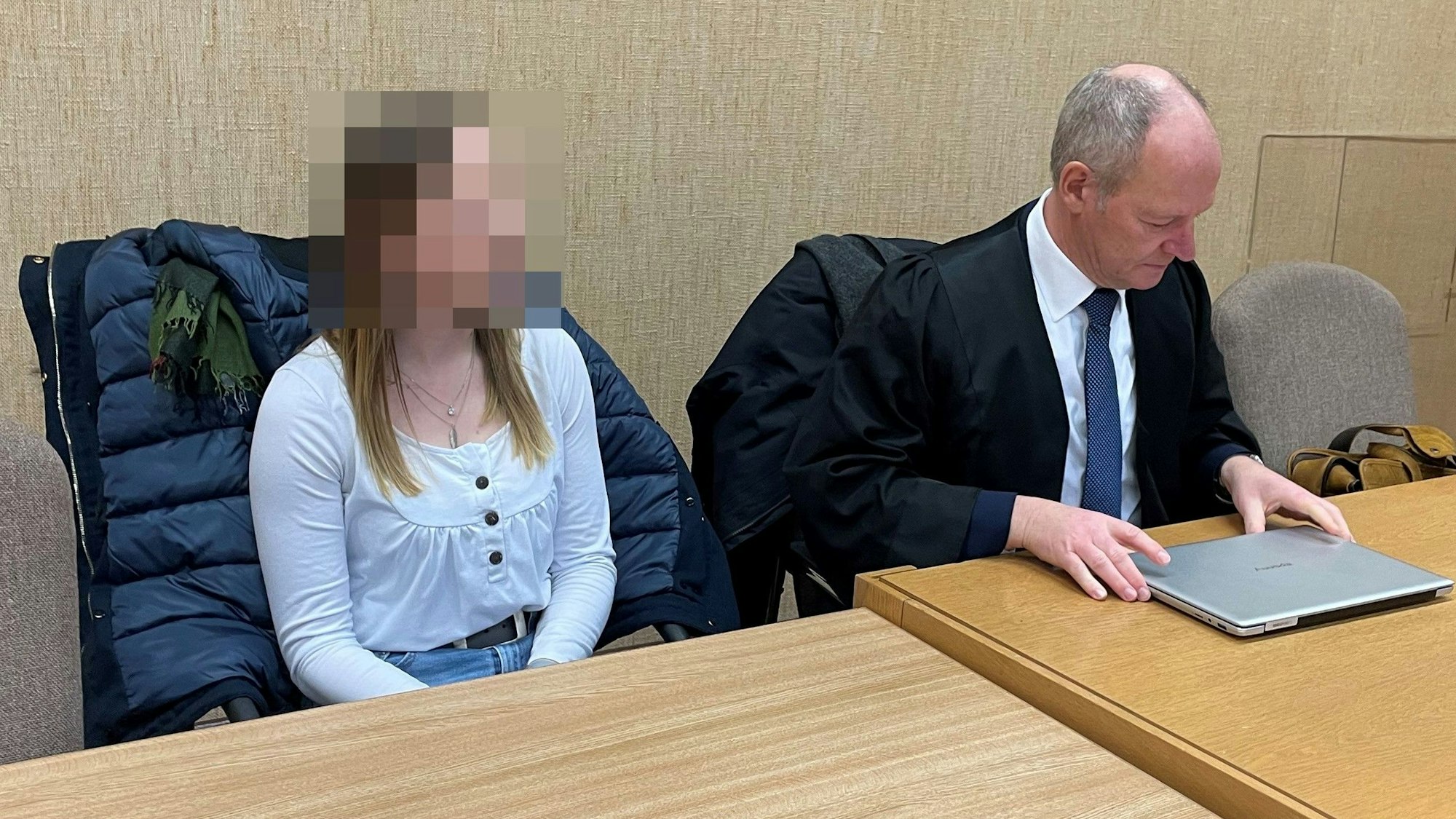 Die freigesprochene Polizistin mit ihrem Verteidiger Christoph Arnold im Kölner Amtsgericht.