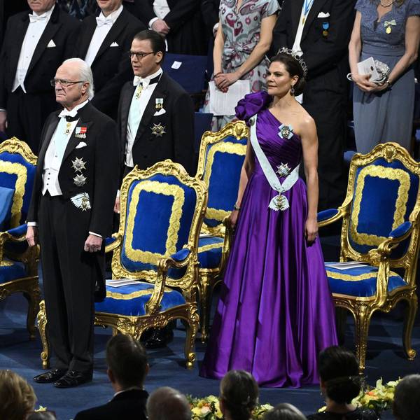 Königin Silvia von Schweden (l-r), König Carl XVI. Gustaf, Prinz Daniel von Schweden und Kronprinzessin Victoria von Schweden vor der Nobelpreisverleihung in der Konzerthalle.