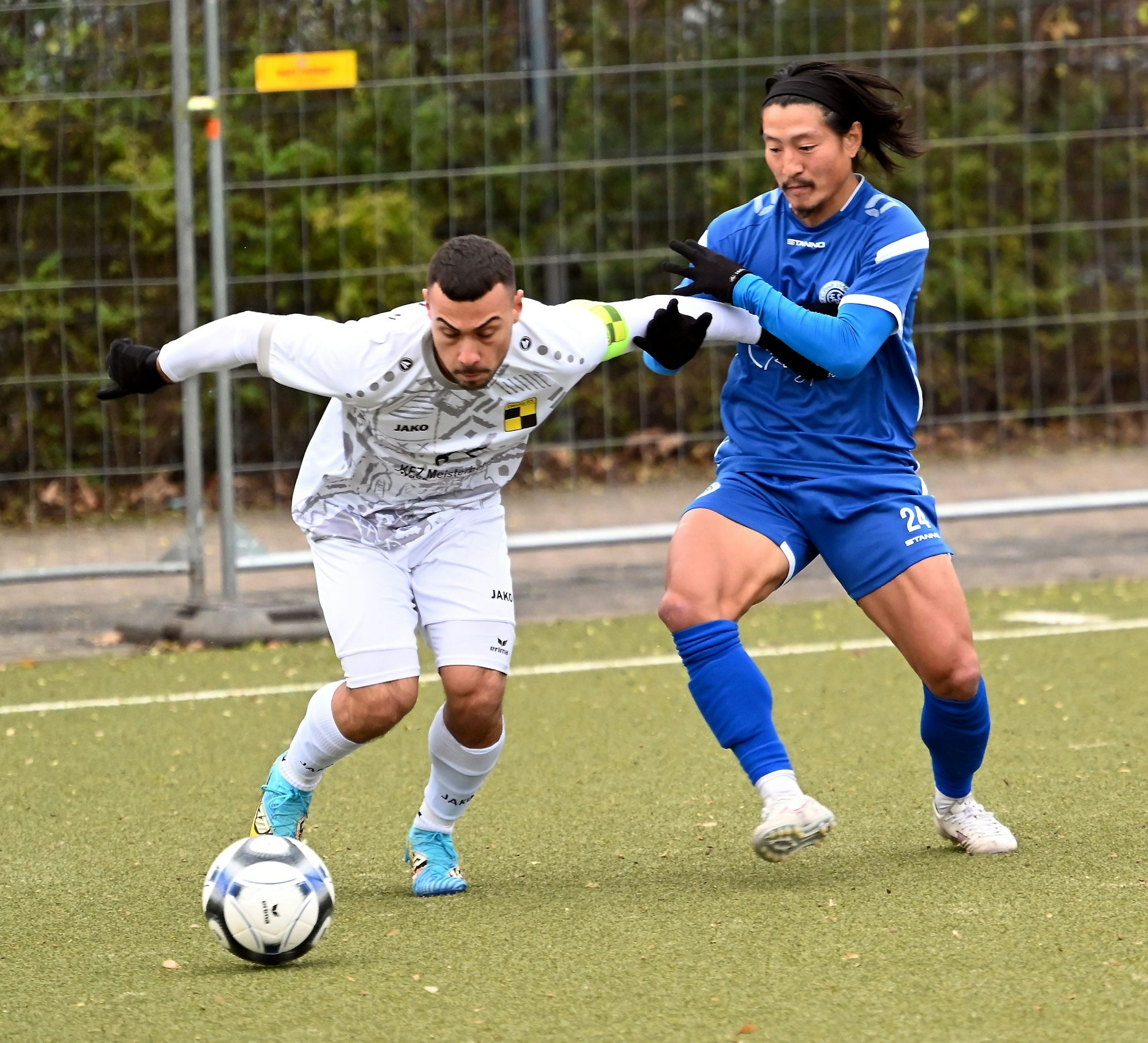 10.12.2023, Fussball-Pesch - Deutz
links: Okan Dönmez (Deutz)
rechts: Taira Tomifa (Pesch)
Foto: Uli Herhaus