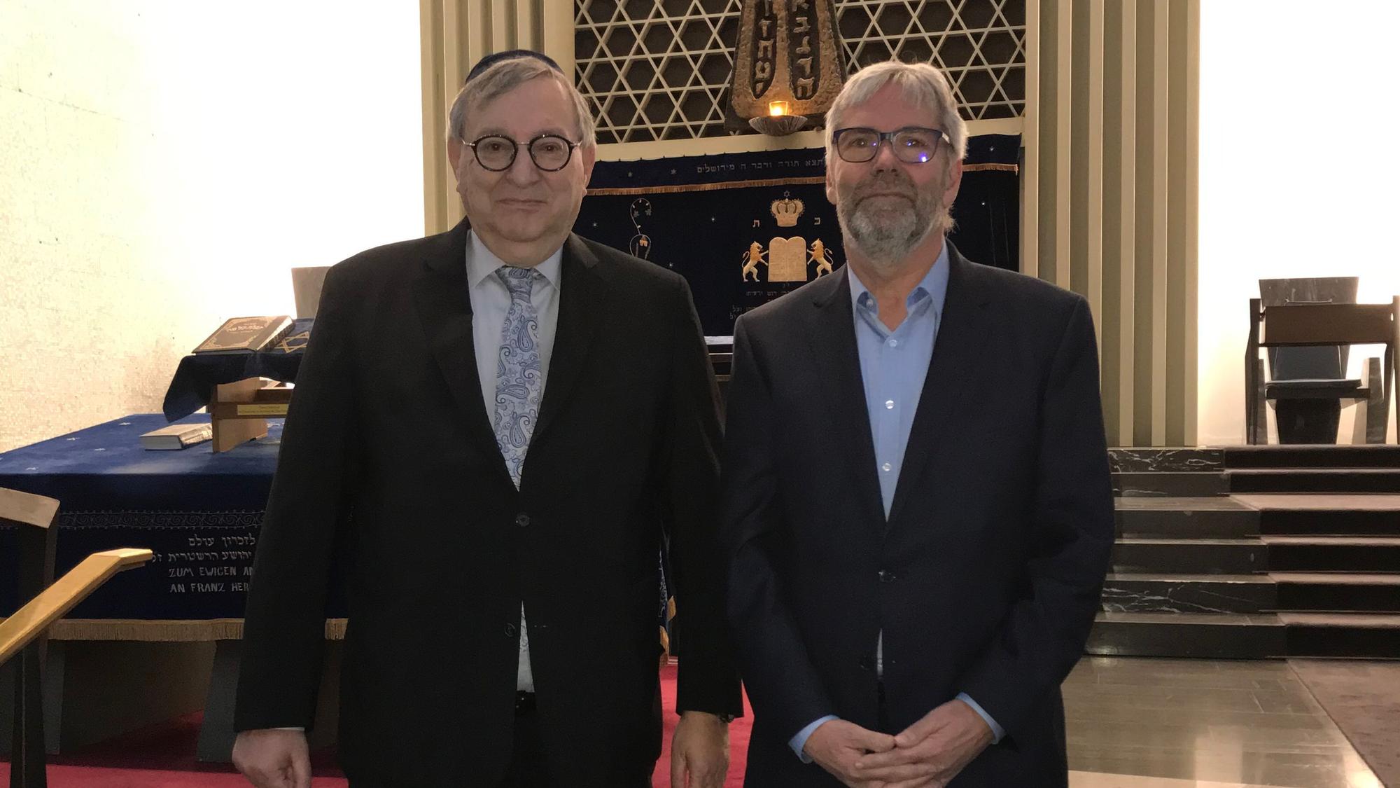 Präsentation des neuen VHS-Programms in der Synagoge. Abraham Lehrer (l.) und Jakob Schüller (r.) in der Synagoge an der Roonstraße.