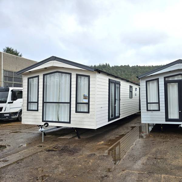 Blick auf zwei der neuen Tiny Houses.