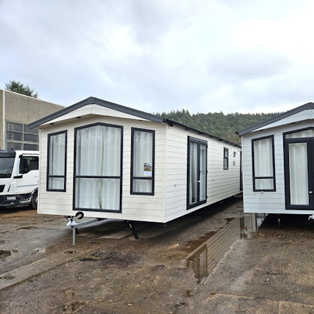 Blick auf zwei der neuen Tiny Houses.