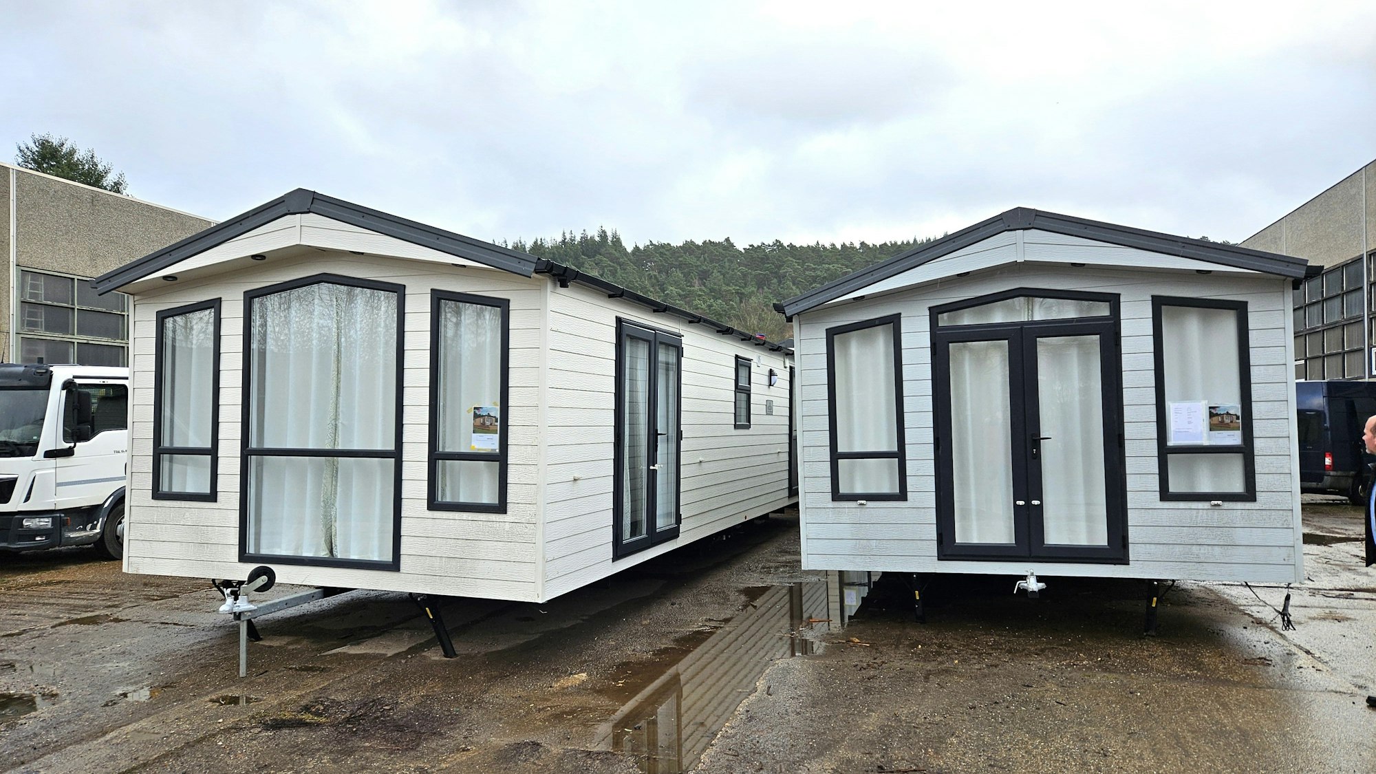 Blick auf zwei Tiny Houses für Geflüchtete in Kall.