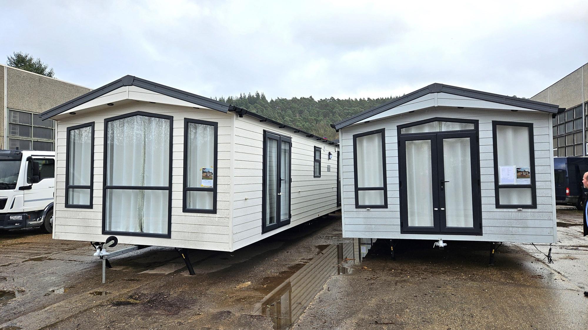 Blick auf zwei der neuen Tiny Houses.