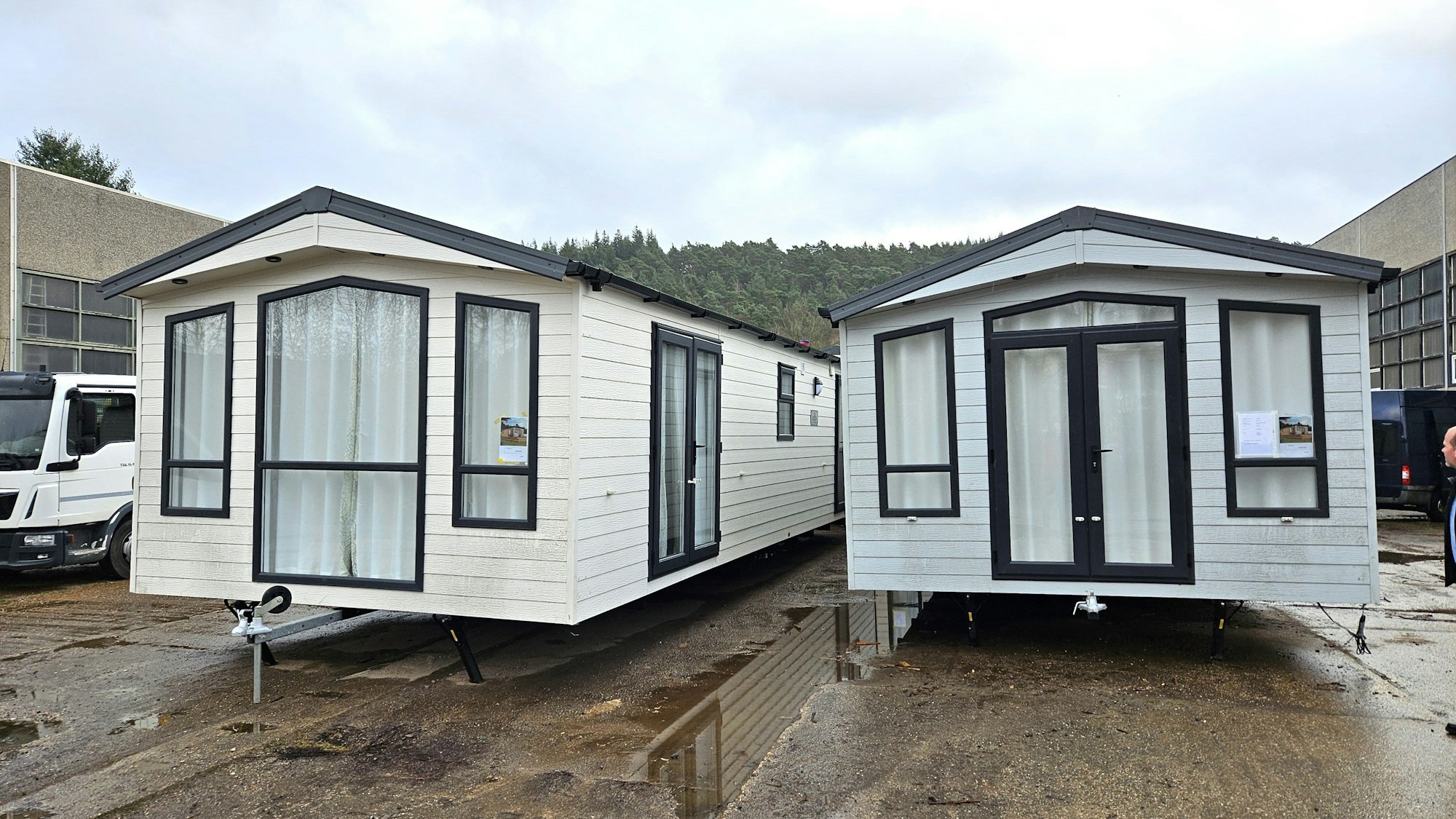 Blick auf zwei der neuen Tiny Houses.