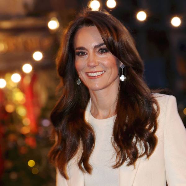Prinzessin Kate lächelt, als sie zum „Together At Christmas“-Gottesdienst in der Westminster Abbey eintrifft.