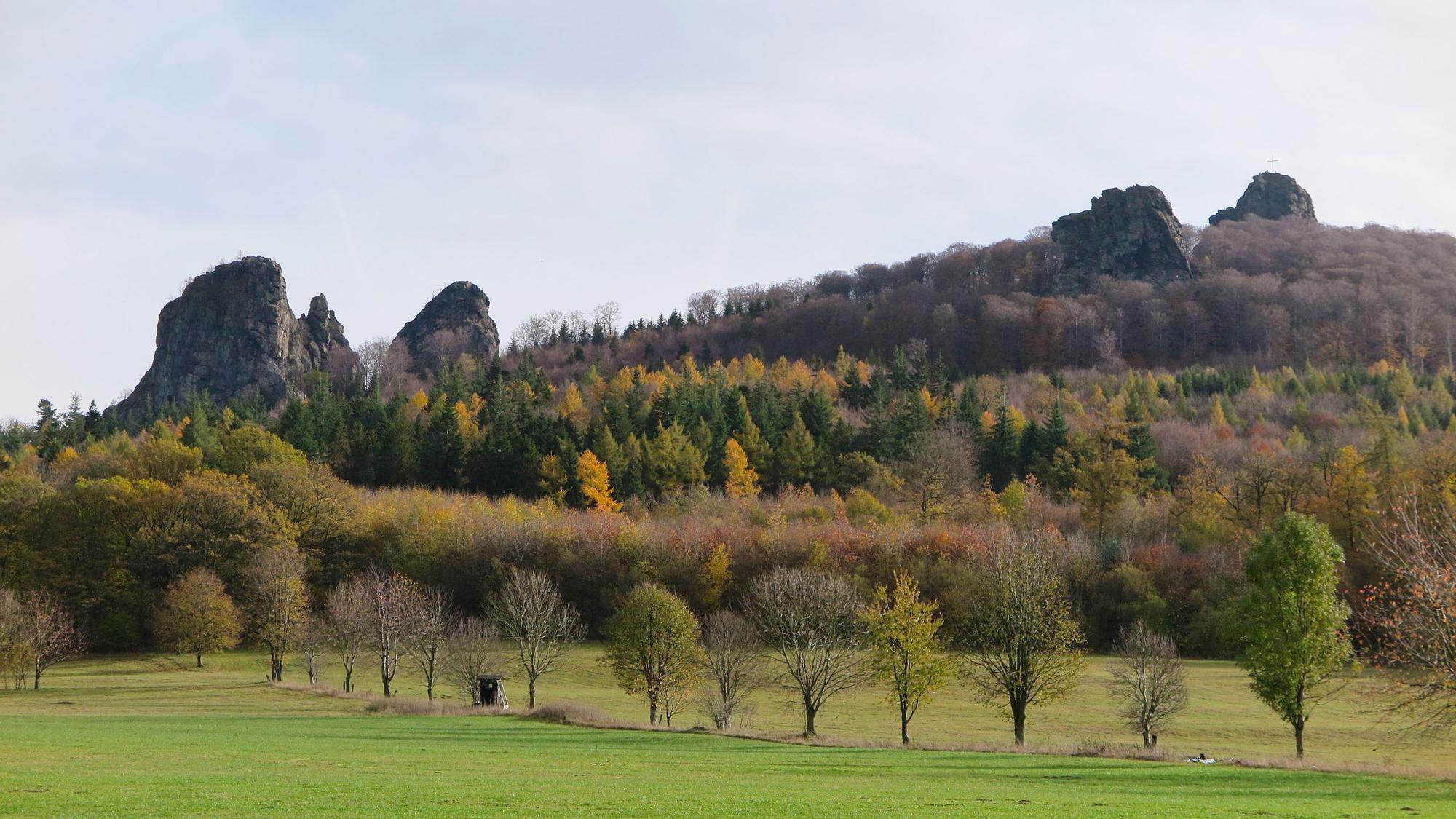 Landschaft mit vier Felsen