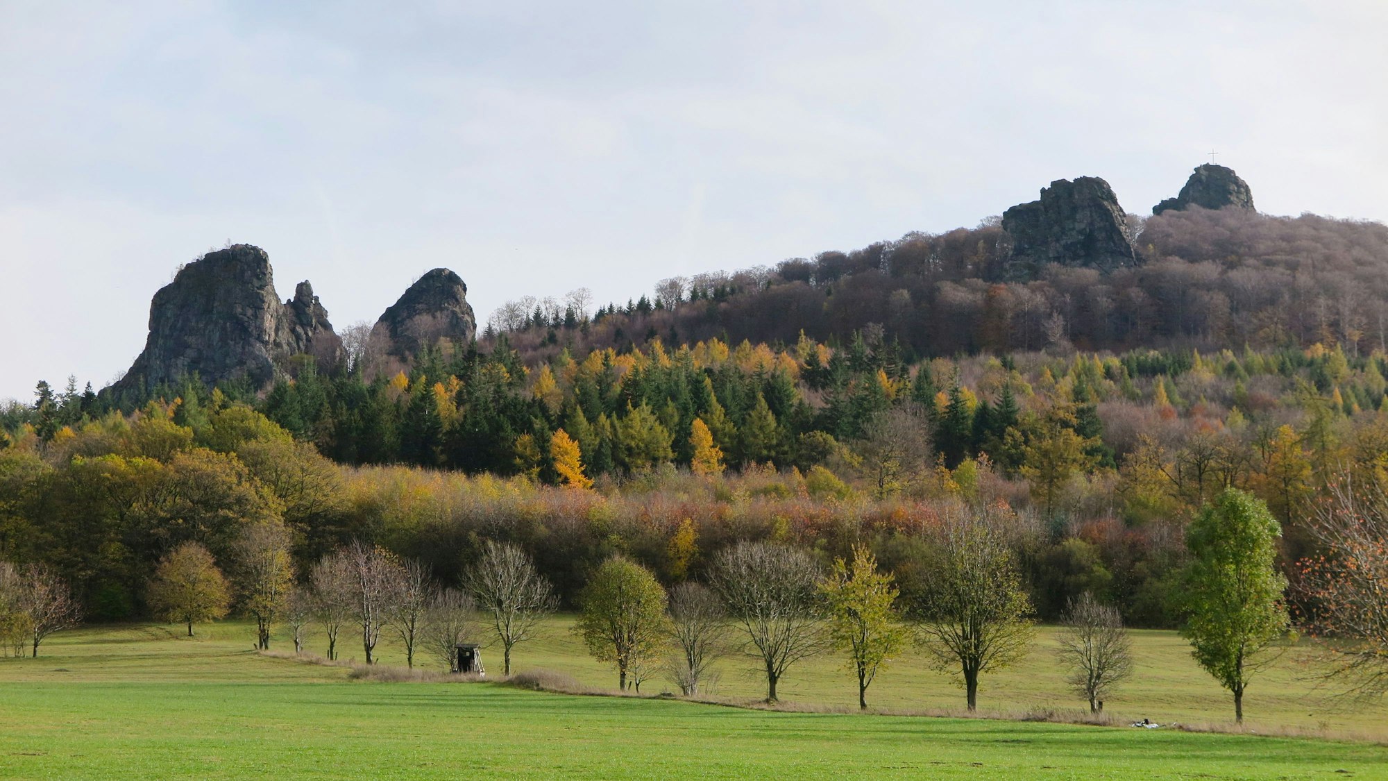 Landschaft mit vier Felsen