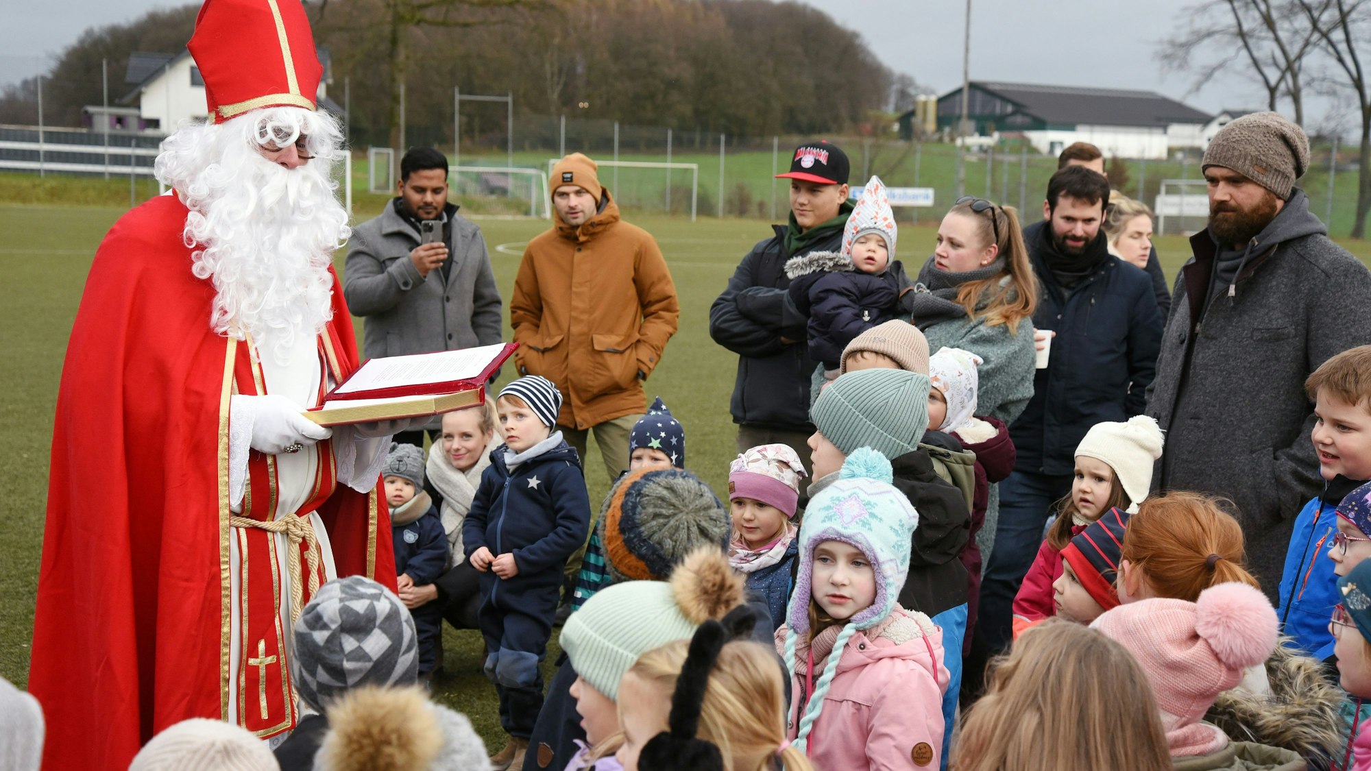 Das Foto zeigt Kinder und einen Weihnachtsmann