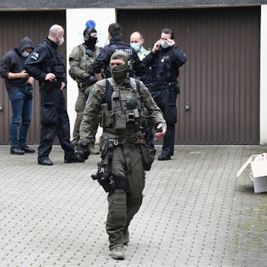 Einsatzkräfte stehen bei einem großangelegten Einsatz gegen die Rauschgiftkriminalität vor einem Bürogebäude in Essen.