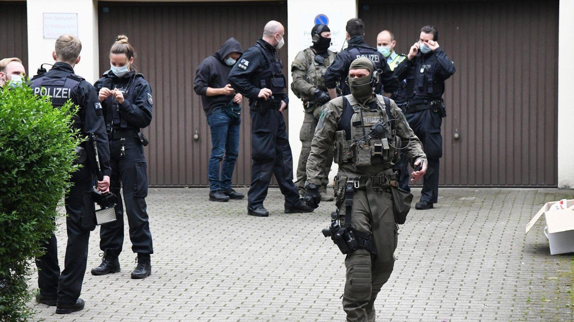 Einsatzkräfte stehen bei einem großangelegten Einsatz gegen die Rauschgiftkriminalität vor einem Bürogebäude in Essen.