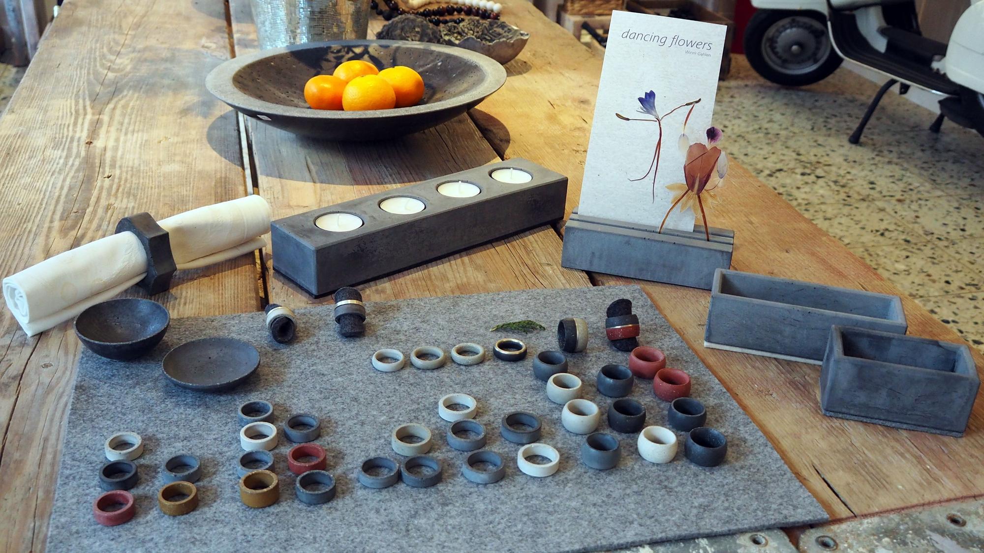 Im Geschäft Betonklunker am Karolingerring gibt es Schmuck und Accessoires aus Beton.