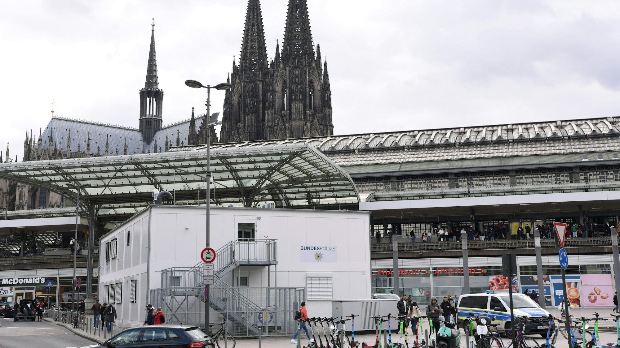 Die Containerbüros der Bundespolizei auf dem Breslauer Platz.