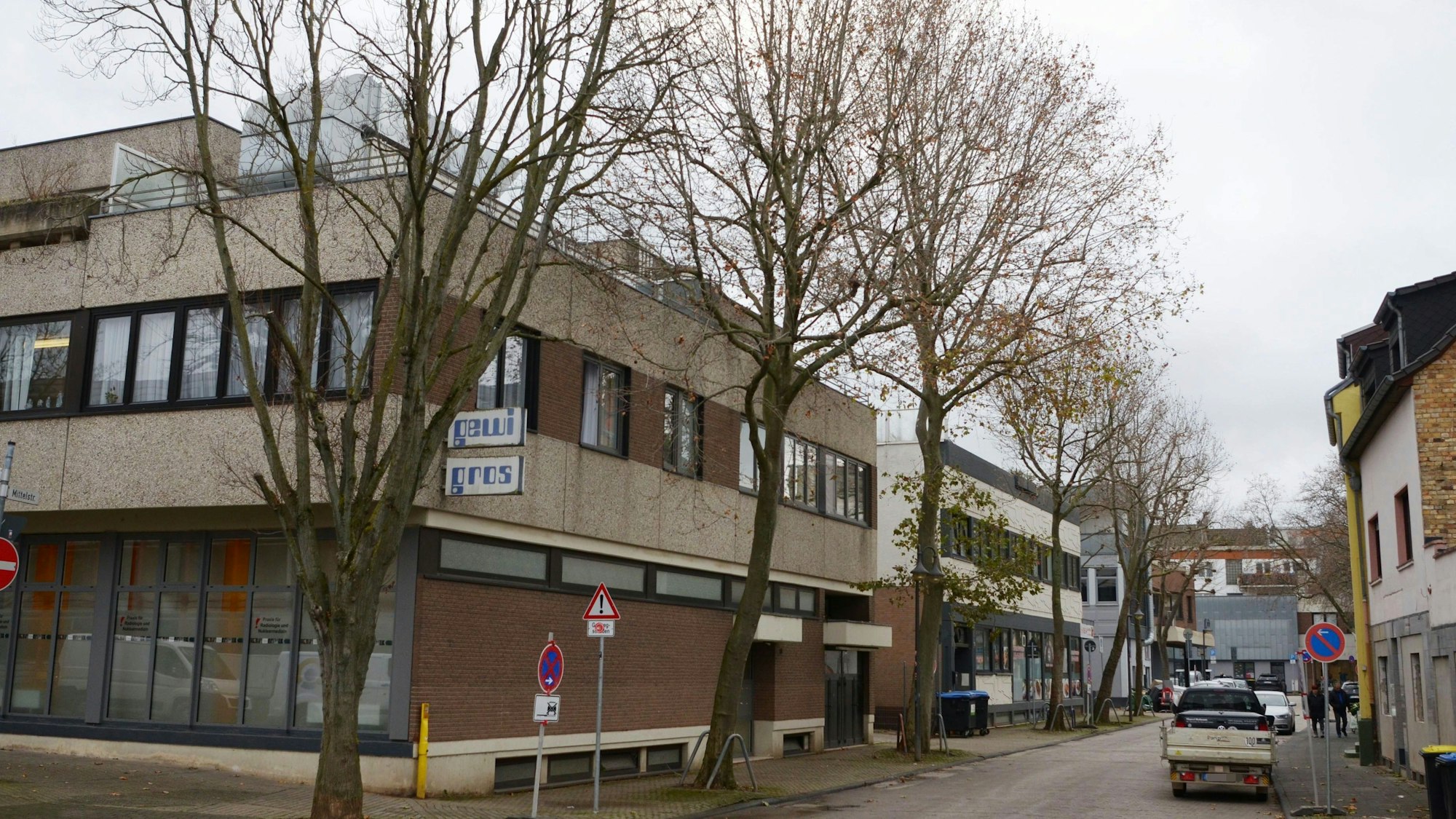 Ein Blick in die Mittelstraße zum Zeitpunkt, bevor die fünf Platanen gefällt wurden.