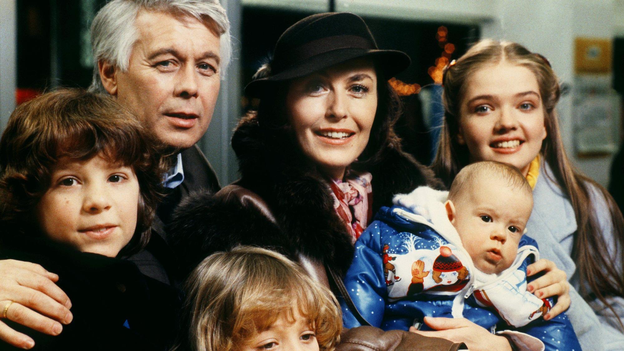 Die Darsteller Peter Weck und Thekla Carola Wied mit „ihren Kindern“ (l-r) Tarek Helmy, Timo Hiessner, Franziska und Julia Biedermann im Dezember 1984 bei Dreharbeiten der ZDF-Erfolgsserie „Ich heirate eine Familie“.