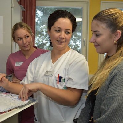 Praxisanleiterin Ermira Hysa mit zwei Auszubildenden.