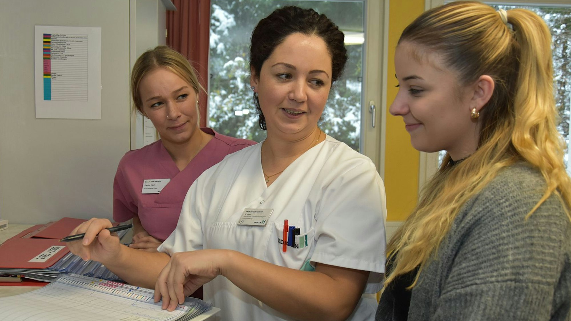 Praxisanleiterin Ermira Hysa mit zwei Auszubildenden.