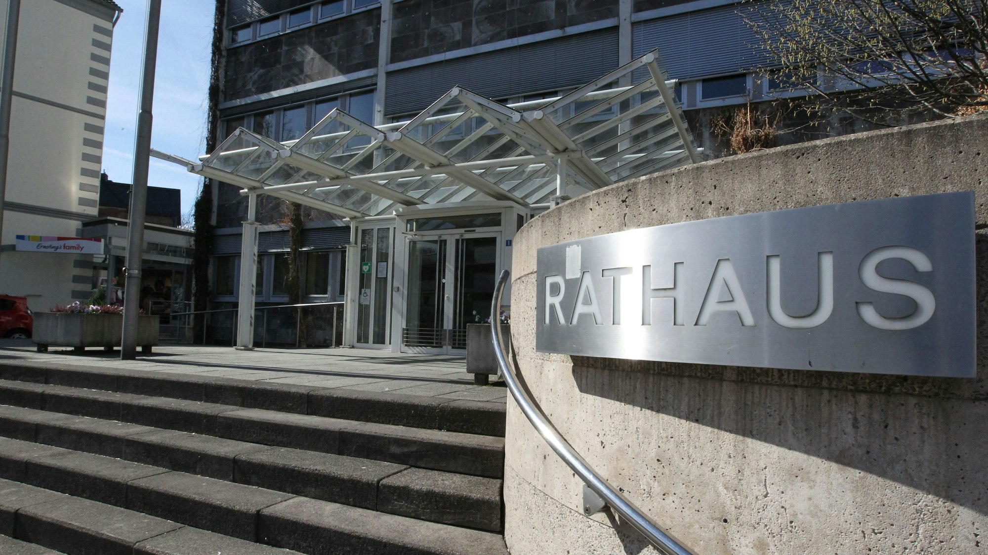 Der Schriftzug Rathaus in Eitorf steht über einem Geländer, das zum Gebäude führt.