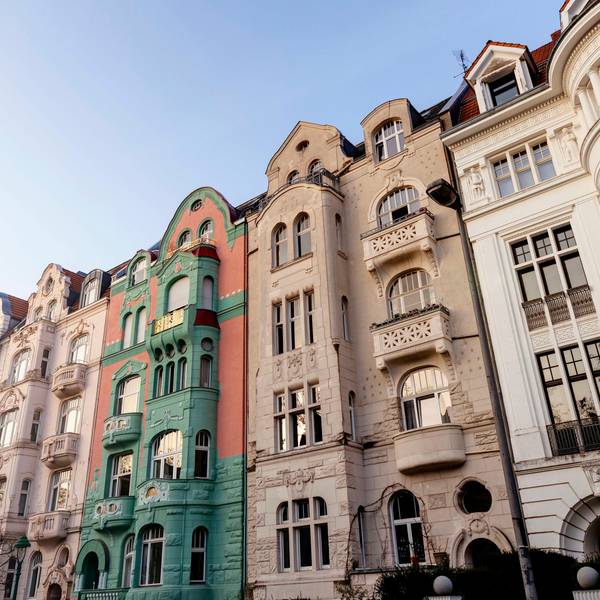 Altbau-Fassaden in der Südstadt in Köln.