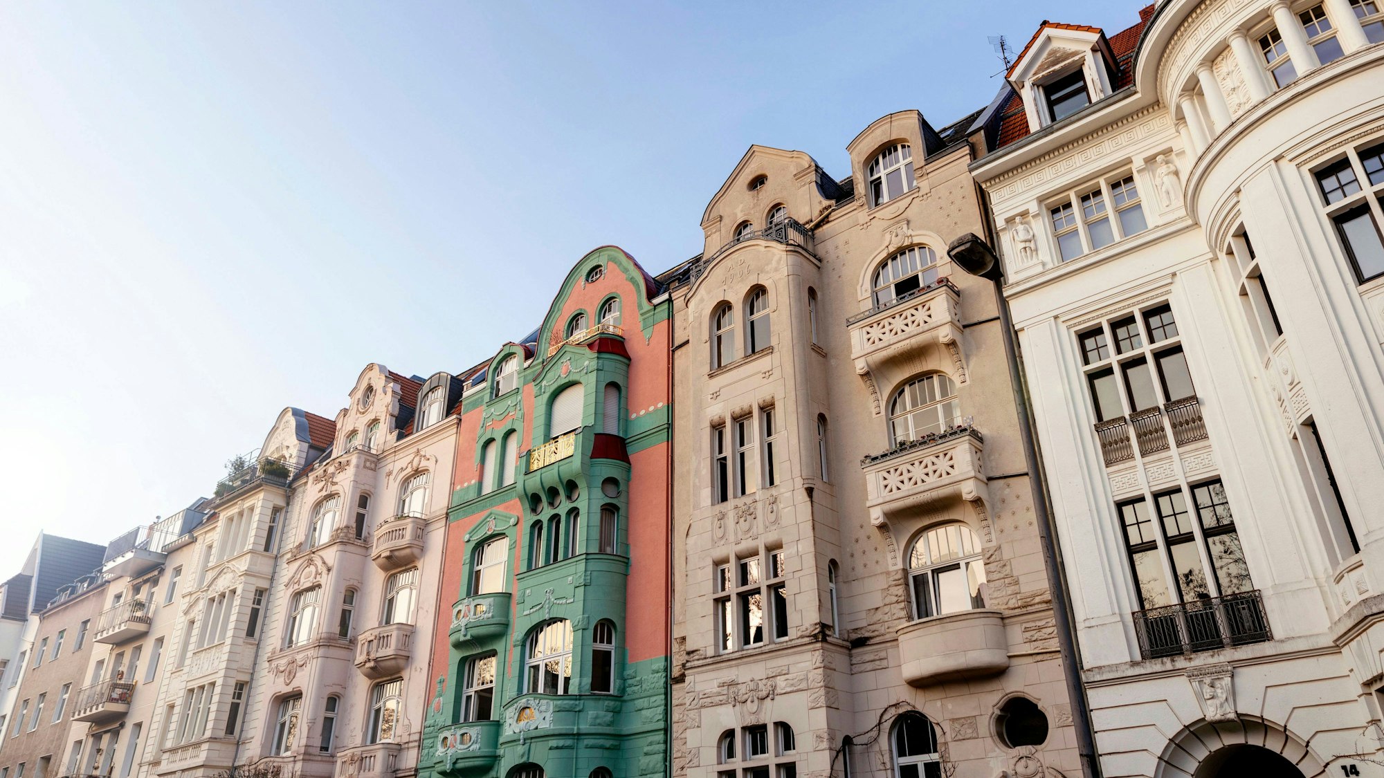 Altbau-Fassaden in der Südstadt in Köln.