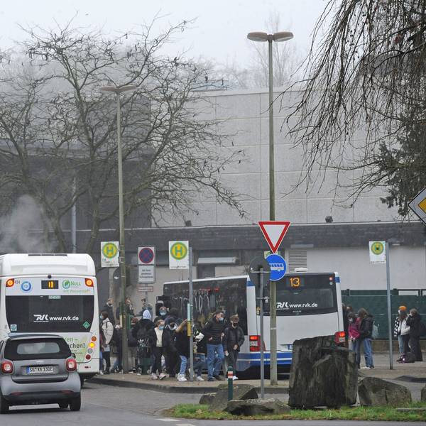 Busse an einer Bushaltestelle in Leichlingen.
