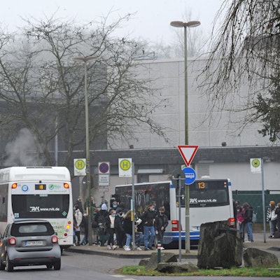 Busse an einer Bushaltestelle in Leichlingen.