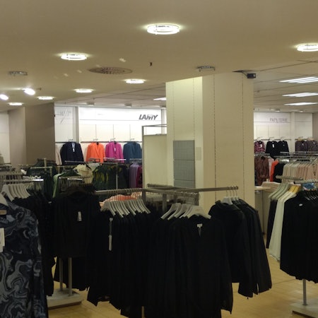 Damenmode hängt dort, wo sich im Kaufhof die Schreibwarenabteilung befand.