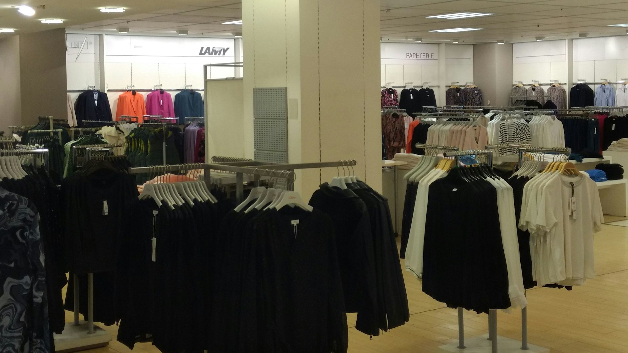Damenmode hängt dort, wo sich im Kaufhof die Schreibwarenabteilung befand.