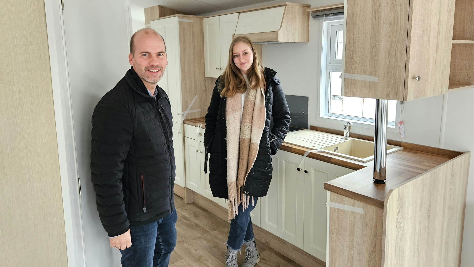 Markus Auel und Nancy Bormann stehen in der Küche eines Tiny House.