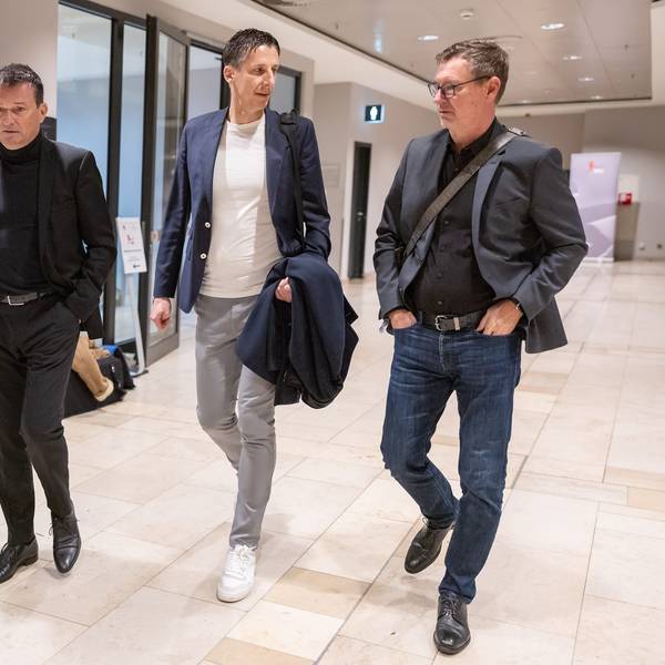 Christian Heidel (l-r), Vorstand Sport & Kommunikation von Mainz 05, Christian Keller, Geschäftsführer Sport des 1. FC Köln, und Stefan Hofmann, Vereins- und Vorstandsvorsitzender von Mainz 05, betreten den Konferenzraum.