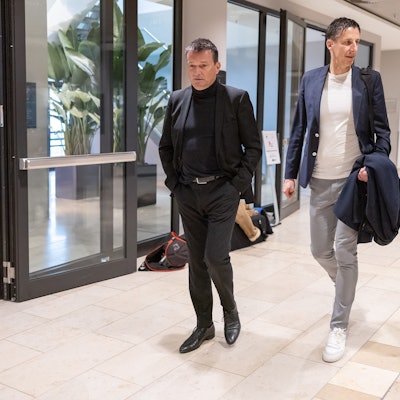 Christian Heidel (l-r), Vorstand Sport & Kommunikation von Mainz 05, Christian Keller, Geschäftsführer Sport des 1. FC Köln, und Stefan Hofmann, Vereins- und Vorstandsvorsitzender von Mainz 05, betreten den Konferenzraum.