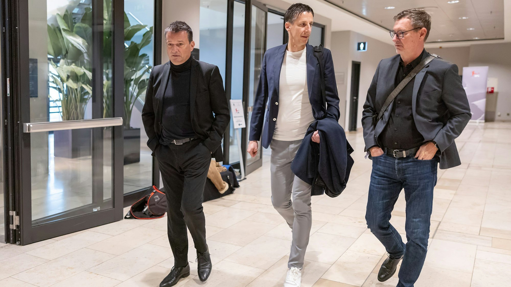 Christian Heidel (l-r), Vorstand Sport & Kommunikation von Mainz 05, Christian Keller, Geschäftsführer Sport des 1. FC Köln, und Stefan Hofmann, Vereins- und Vorstandsvorsitzender von Mainz 05, betreten den Konferenzraum.